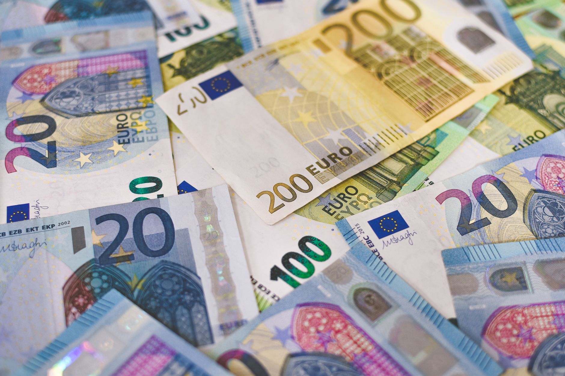 تحويل العملات على دفعات: تقليل مخاطر تقلب السعر قبل تحويل الدولار أو اليورو إلى الريال