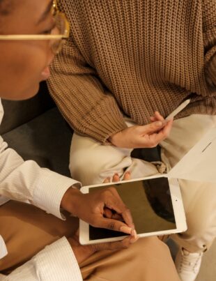 تحول مشروعك الصغير إلى عمل رقمي: خطوات عملية للانتقال إلى الفضاء الإلكتروني