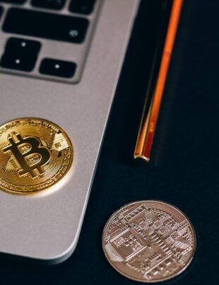المحافظ الساخنة والباردة: أيهما يناسب استثمارك الرقمي؟