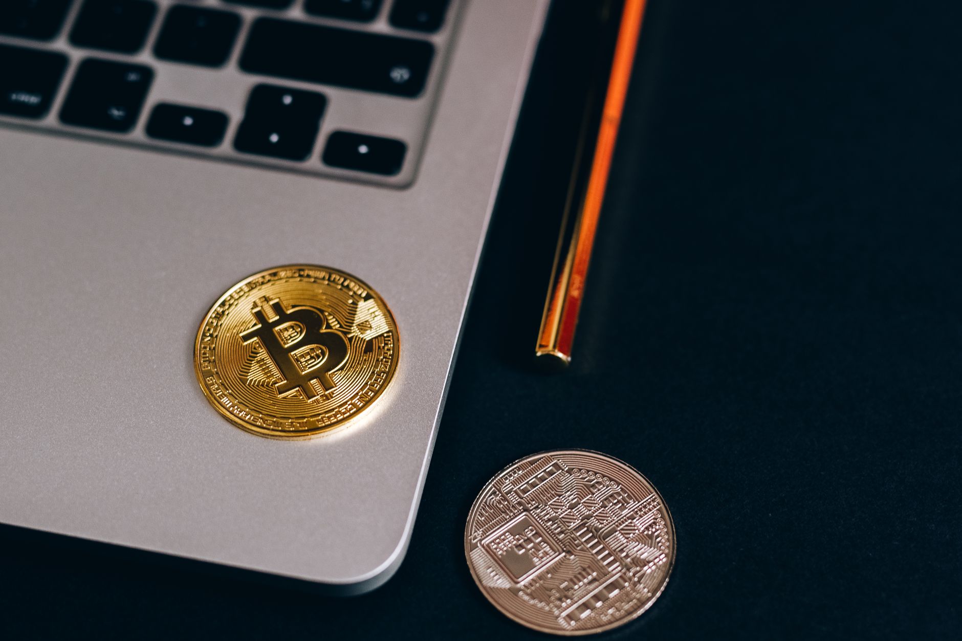المحافظ الساخنة والباردة: أيهما يناسب استثمارك الرقمي؟