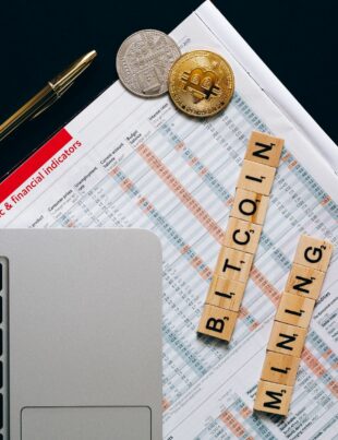 ما هي تكلفة الفرصة الضائعة عند استثمار البيتكوين؟ دليل عملي للمستثمر العربي