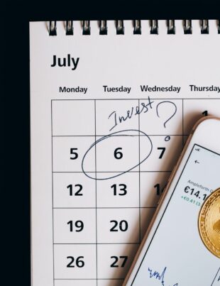 كيف يساهم التقويم المالي اليومي في تقليل المصاريف وبناء عادة الادخار