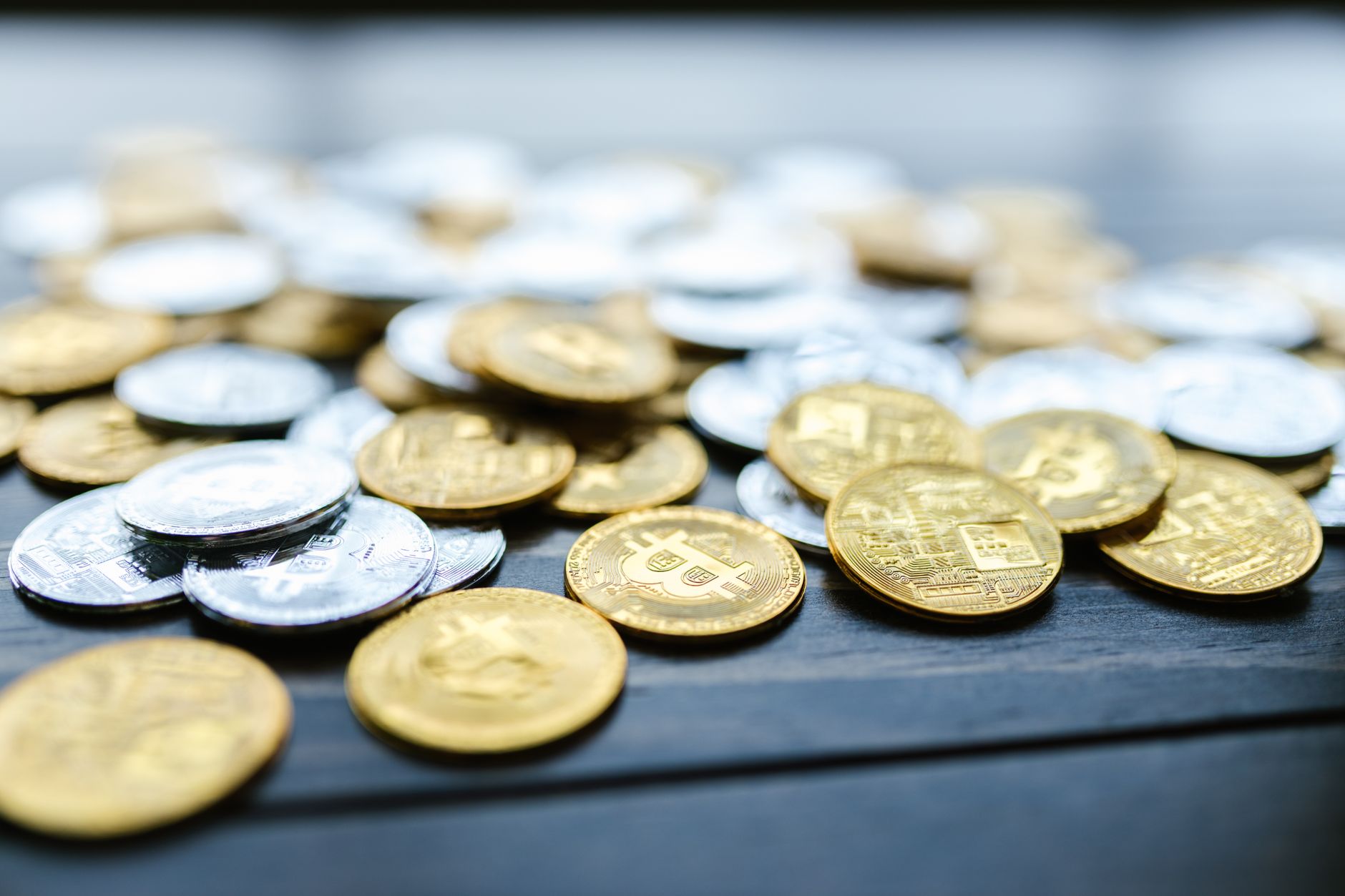 كيف يحافظ الذهب والفضة على قيمة راتبك في زمن التضخم المتصاعد