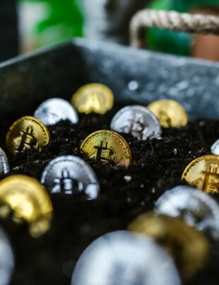 كيف تستغل الأحداث الجيوسياسية لتوقيت شراء الذهب والفضة