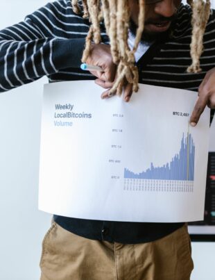 حجم التداول في البيتكوين: دليل عملي للمستثمر العربي لتوقيت الصفقات