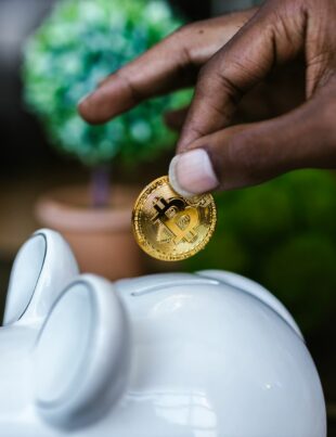البنك الذي يدمج العملات الرقمية مع حسابك التقليدي: دليل الاختيار والفتح