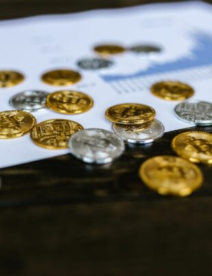 سعر الذهب اليوم: دليل شامل للاستثمار في الذهب والفضة وكيف أشتري ذهب بأمان