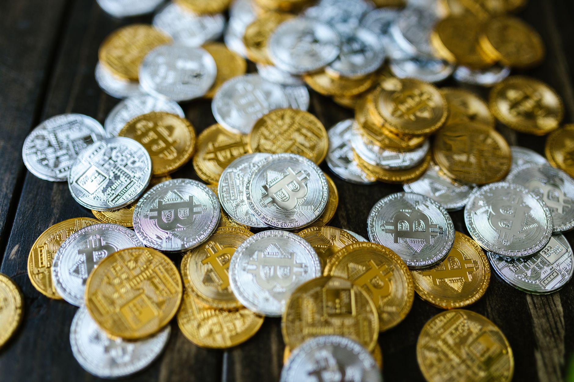 دليل شامل لفهم سعر الذهب اليوم وكيفية الاستثمار في الذهب والفضة