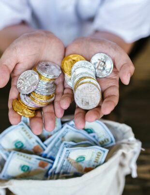التحكيم بين الذهب والفضة: كيف تستغل الفروقات السعرية لزيادة عائدك