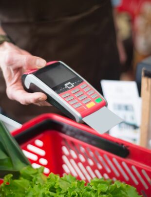 كيف تختار بطاقة ائتمان تعطيك أعلى كاش باك على مشتريات السوبرماركت دون رسوم
