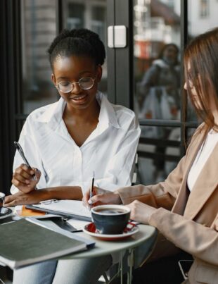 شبكة علاقاتك: سر استقرار دخل الفريلانس خارج المنصات