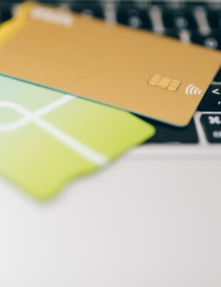 بطاقة الائتمان الخضراء: كيف تختار بطاقة تدعم الاستدامة وتكافئ مشترياتك الصديقة للبيئة