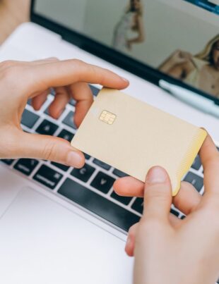 كيف تحمي نفسك من الاحتيال عند شراء الذهب والفضة عبر الإنترنت
