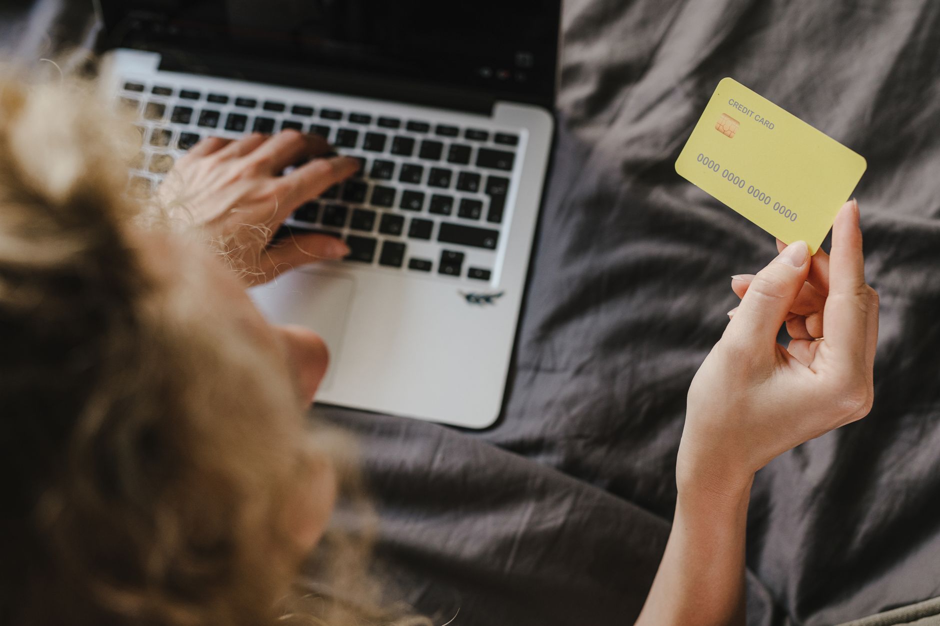 كيف تختار بطاقة ائتمان آمنة للتسوق عبر الإنترنت وتستفيد من مكافآتها