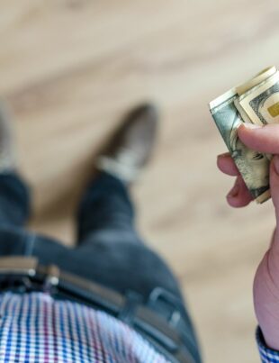 تحوط العملات للناس: كيف تثبت قيمة الريال أمام الدولار واليورو
