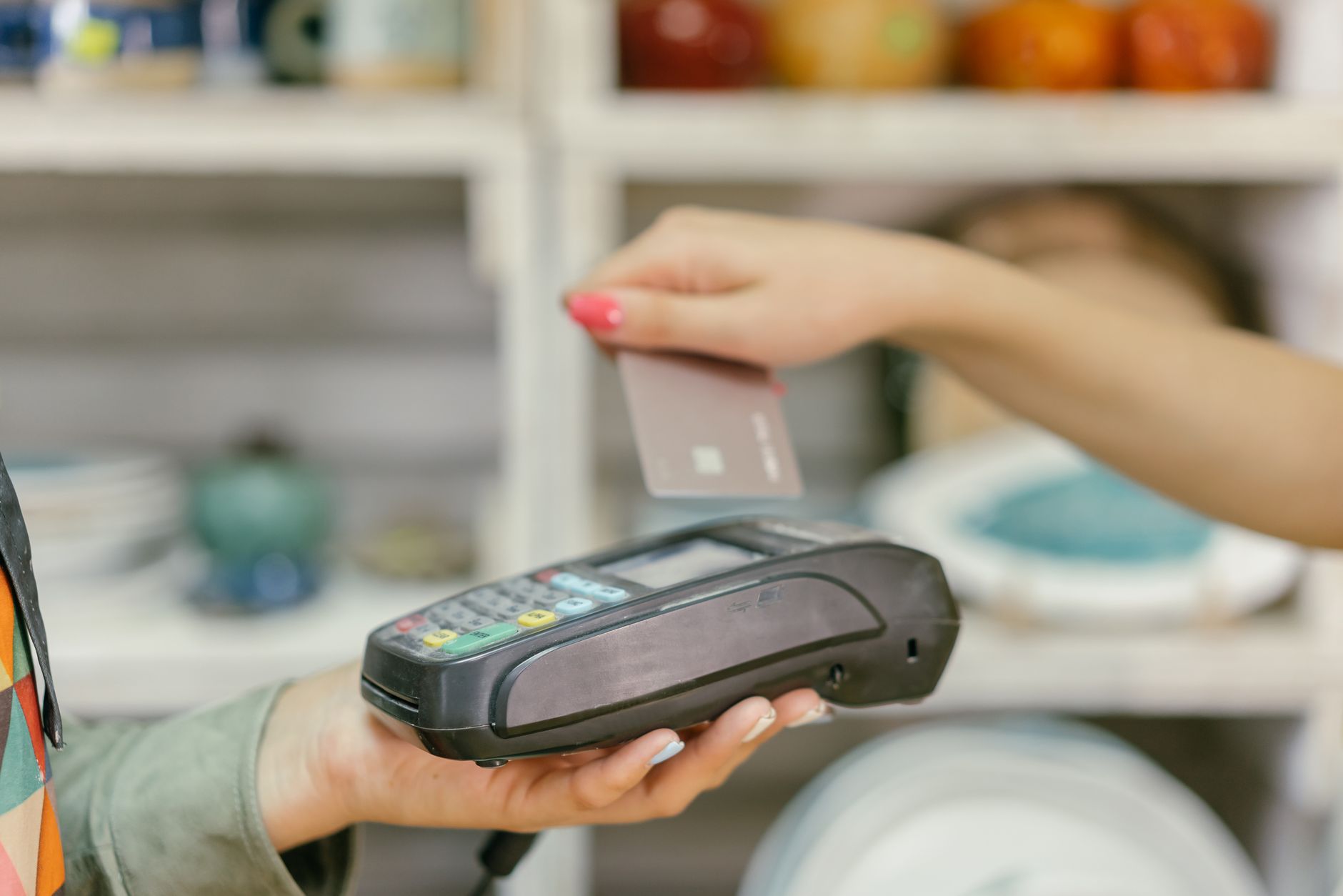 اختيار بطاقة ائتمان تدعم المتاجر المحلية وتكافئ مشترياتك اليومية