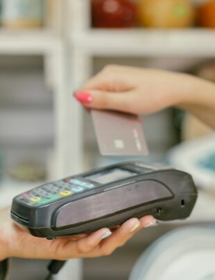 بطاقة الائتمان كجسر بين نقاط الولاء وتحويلها إلى مشتريات واقعية
