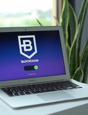 دليل الأمان للمتداول العربي: كيف تحمِّي عملاتك الرقمية من الاختراق