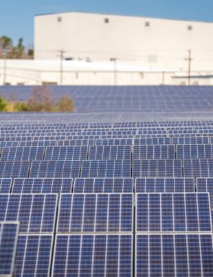 ACWA Power: رائد الاستثمار في الطاقة المتجددة بخليجنا