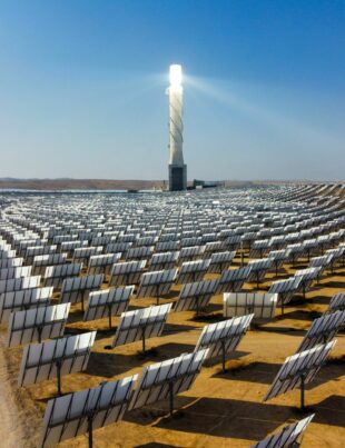 ACWA Power: رائد الاستثمار في الطاقة المتجددة بمدى الخليج