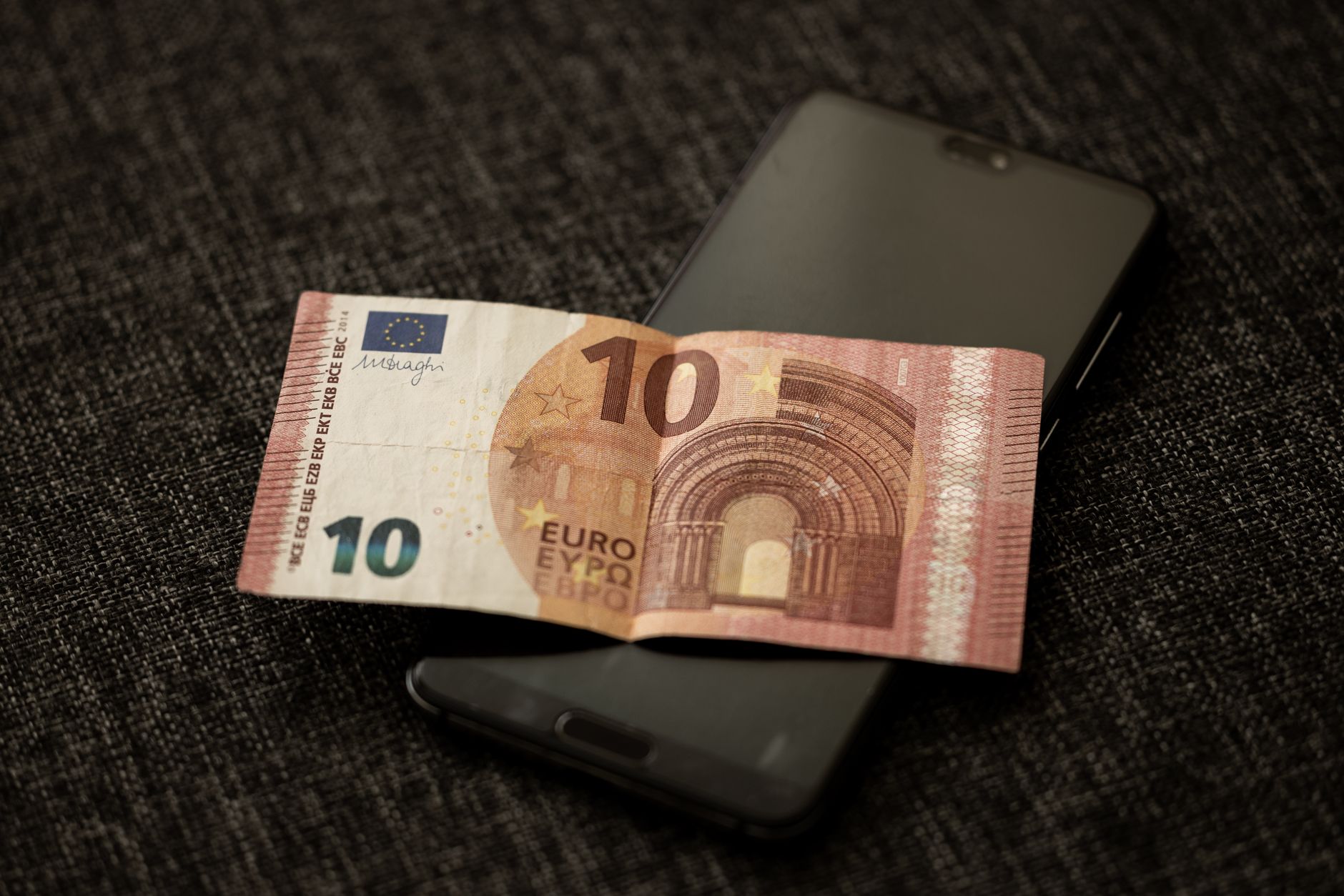 تحويل الدولار واليورُو إلى الريال عبر تطبيقات الدفع الفوري: أيها يضمن أقرب سعر وأقل خسارة؟
