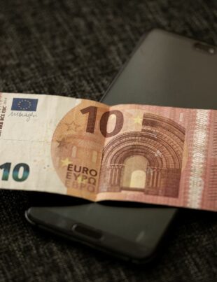 تحويل الدولار أو اليورو إلى الريال عبر المنصات الرقمية: أيها الأكثر توفيرًا؟