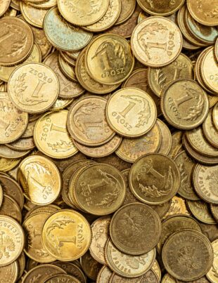 حجم المبلغ وسعر الصرف: كيف تقلل الخسارة عند تحويل الدولار أو اليورو إلى الريال