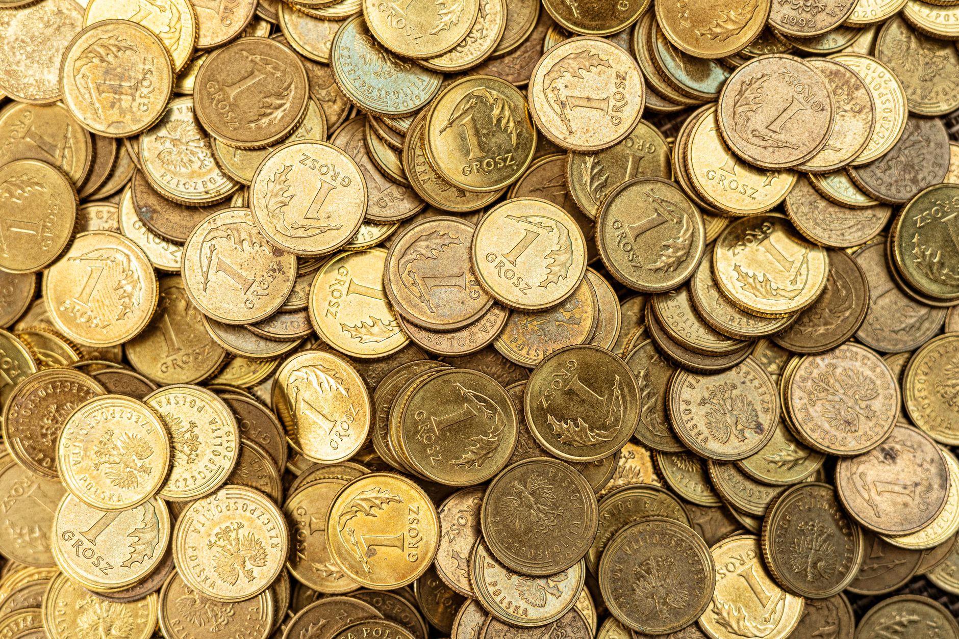 حجم المبلغ وسعر الصرف: كيف تقلل الخسارة عند تحويل الدولار أو اليورو إلى الريال