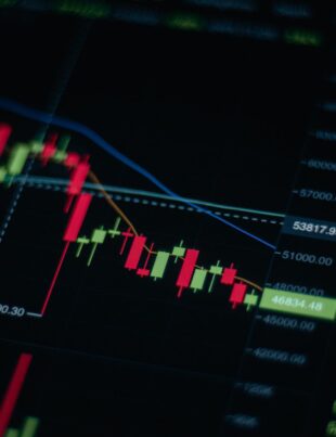 كيف ينعكس تقلب أسعار النفط على مؤشرات سوق تداول السعودي وما يمكن للمستثمر الفردي الاستفادة منه