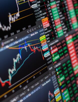 تقلب أسعار النفط وعلاقته بعوائد الصناديق الاستثمارية في السعودية: ماذا يفعل المستثمر الذكي؟