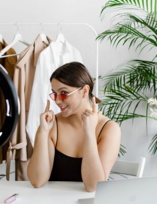 كيف تحوّل البث المباشر على يوتيوب وتيك‑توك إلى مبيعات أفيلييت مستدامة