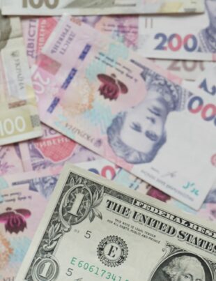 كيف تستغل رفع الفائدة الأمريكية لتوقيت تحويل الدولار إلى الريال وتجنّب الخسارة