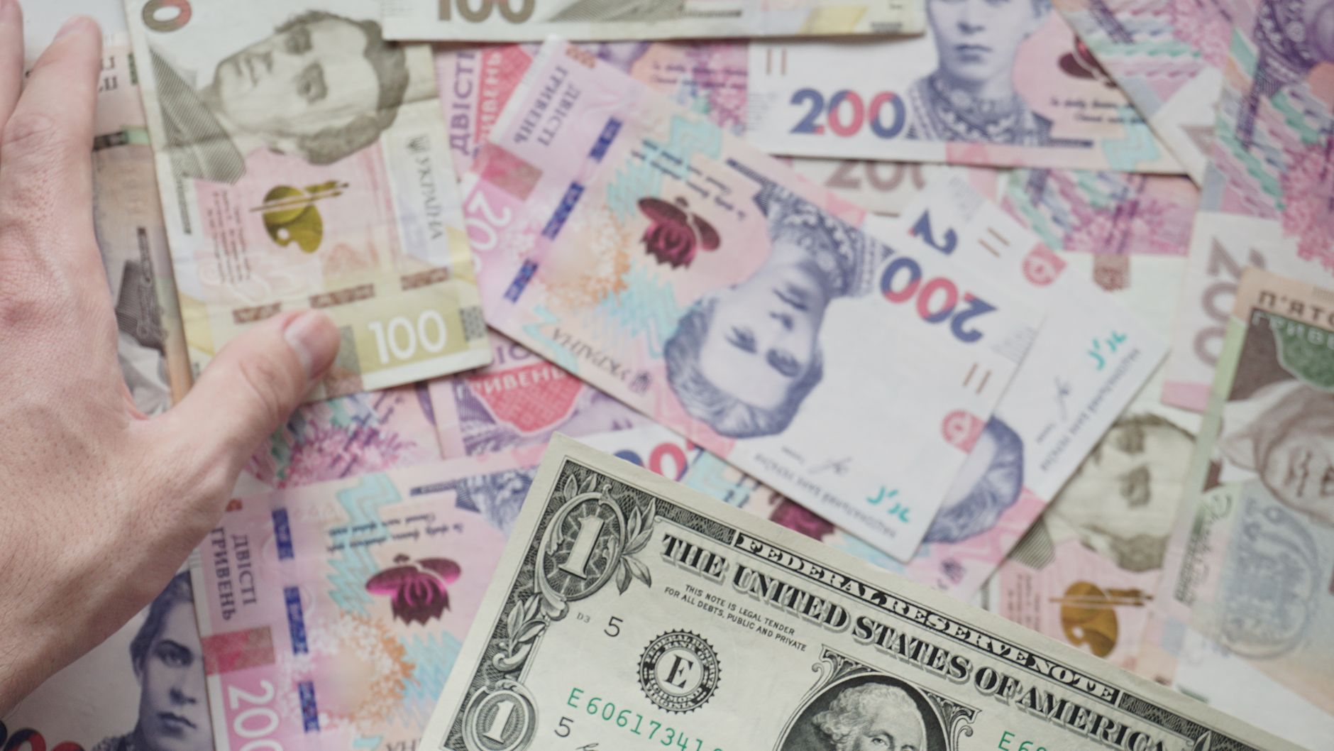 كيف تستغل رفع الفائدة الأمريكية لتوقيت تحويل الدولار إلى الريال وتجنّب الخسارة