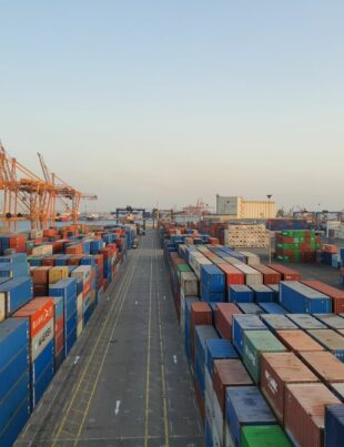 كيف ينعكس تقلب النفط على تكلفة الشحن البحري للمستوردين الصغار في السعودية؟