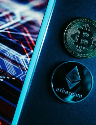 NFT أم عملة قابلة للاستبدال؟ دليل المستثمر العربي لتحديد الأنسب