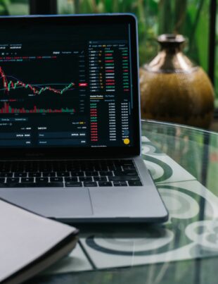 الضريبة على أرباح العملات الرقمية للمتعامل الحر: دليل عملي للمتابعة والإقرار