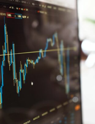 إدارة المخاطر الديناميكية في EUR/USD: ضبط حجم اللوت مع تقلب السوق