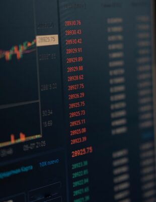 استخدام مؤشر القوة النسبية لتوقيت تحويل الدولار إلى الريال