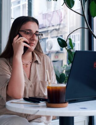 كيف تتحوّل خبرتك في اختيار الأدوات التقنية إلى خدمة فريلانسر ثابتة للشركات الناشئة