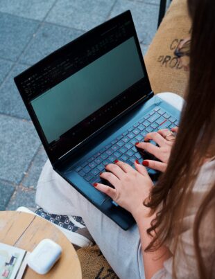 الكتابة الإعلانية بذكاء اصطناعي: كيف تحول مهارة الـCopywriting إلى خدمة فريلانسر ثابتة