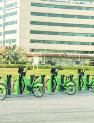 الطاقة النظيفة تستقطب المستثمر العربي: دليل عملي للانضمام إلى صناديق الاستثمار الخضراء في الخليج