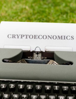 الستيكينغ في العملات الرقمية: كيف تحسب العائد الفعلي وتقرر إذا كان يستحق الاستثمار