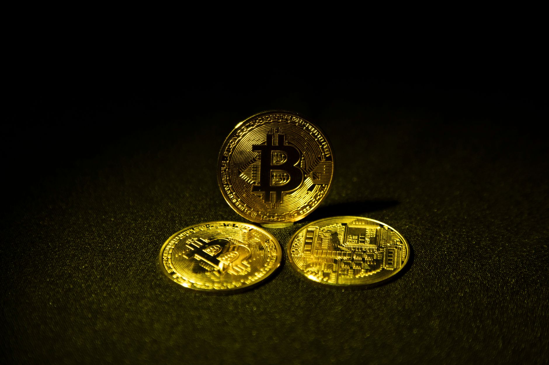 تحويل الأموال بين الدول العربية بالعملات الرقمية: دليل عملي لتقليل الرسوم وتسريع العمليات