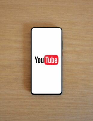شوبينج الفيديو على يوتيوب وتيك‑توك: كيف تحول المشاهدين إلى مبيعات أفيلييت