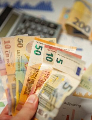 كيف تستغل بيانات التضخم الأمريكية لتوقيت تحويل الدولار إلى الريال وتقلّص الخسارة