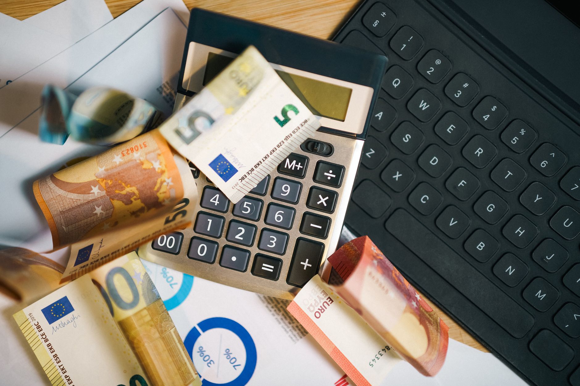 كيف تحسب صافي تكلفة تحويل الدولار أو اليورو إلى الريال وتكشف الرسوم الخفية