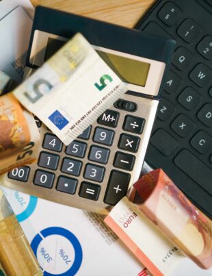 ضريبة القيمة المضافة على أقساط التأمين الصحي: خطوة بخطوة للمتعامل الحر