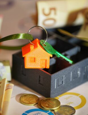 العمولات الخفية في تحويل الدولار إلى الريال: كيف تحسبها وتتفادى الفاقد