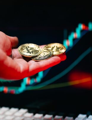 البيتكوين بين الساعات: دليل المتداول العربي لتوقيت الشراء بناءً على الفروقات الزمنية