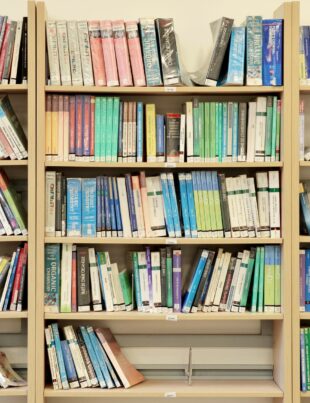 كيف تستغل المكتبة العامة ومراكز الابتكار لتقليل تكاليف تطوير مشروعك الصغير